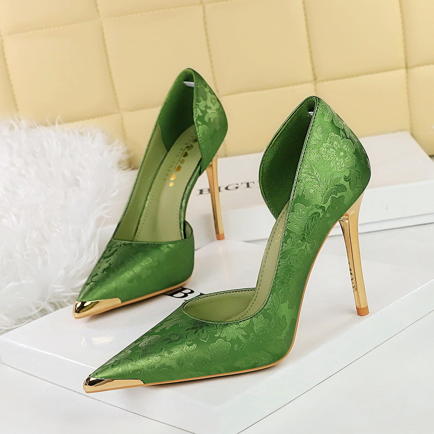 Satinierte Metallic-Pumps mit spitzer Spitze